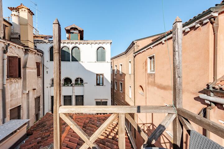 Unique Rooftop!3BDR Authentic Venetian Townhouse gallery image 2