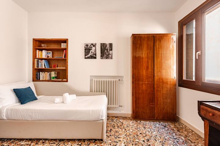 Unique Rooftop!3BDR Authentic Venetian Townhouse gallery image 4