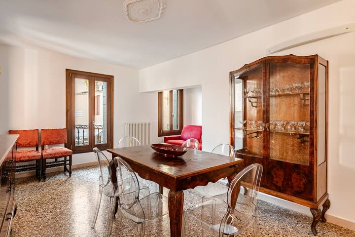 Unique Rooftop!3BDR Authentic Venetian Townhouse gallery image 3