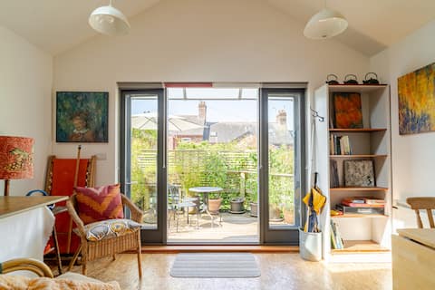Popular Airbnb listing: The Painter's Cabin - cosy retreat in Totnes