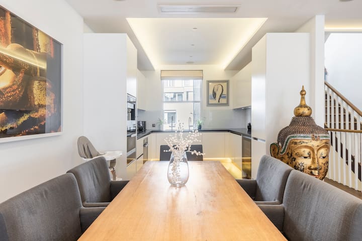 Minimalist Design Townhouse with Rooftop Terrace gallery image 2