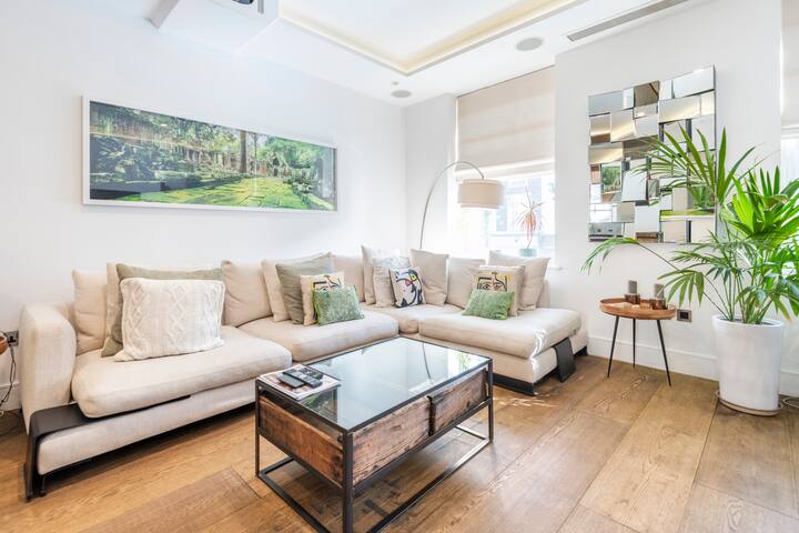 Minimalist Design Townhouse with Rooftop Terrace gallery image 3