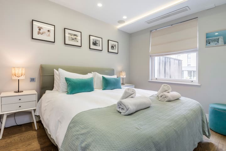 Minimalist Design Townhouse with Rooftop Terrace gallery image 4