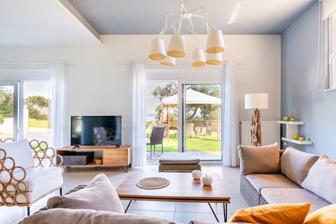 Modi Home Within Easy Reach of the Beach