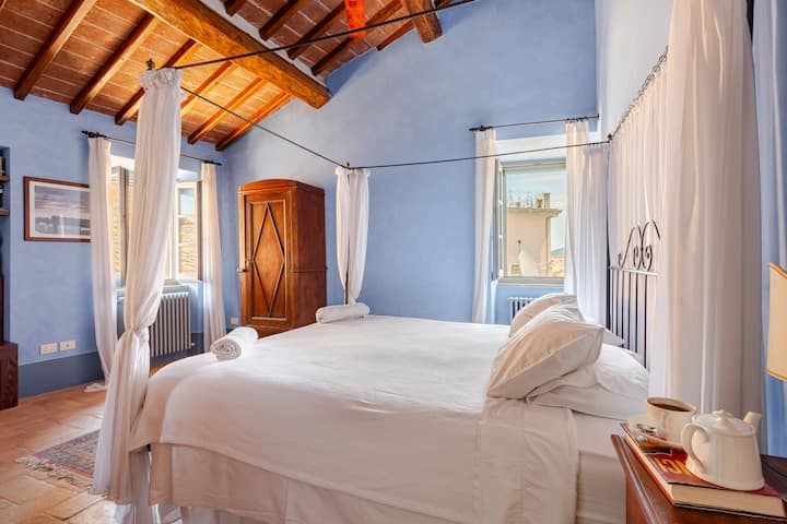 Wake to soft Umbrian light in this serene main bedroom at Casa Monte. With gentle tones, generous space and calming views, it is a room designed for deep rest, quiet mornings and the unhurried rhythm of village life in Panicale.