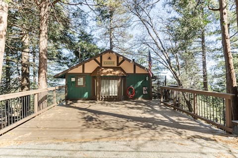 Crestline Cozy Cabin with a View