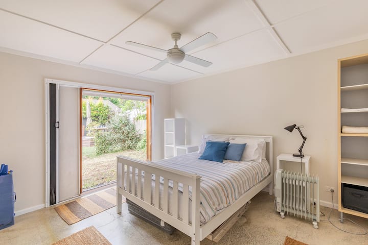 Დედოფლის საძინებელი - უკანა კოტეჯი