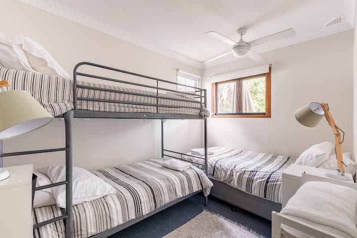 Ორსართულიანი საწოლი და დიდი ზომის ერთადგილიანი საწოლი - წინა სახლი