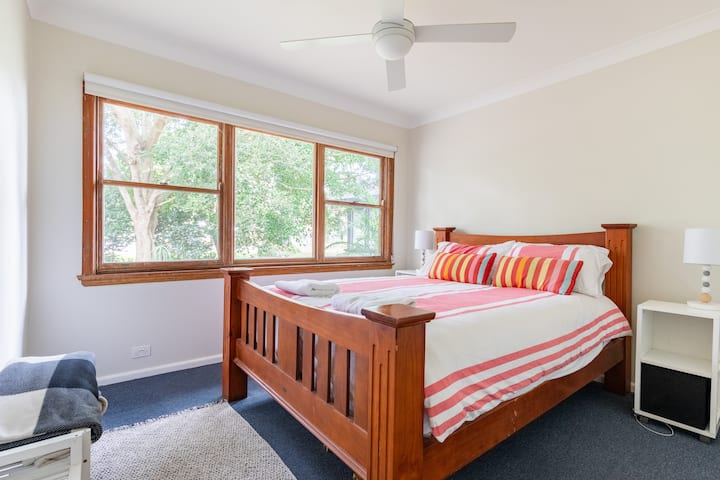 Დედოფლის საძინებელი - შესასვლელი სახლი