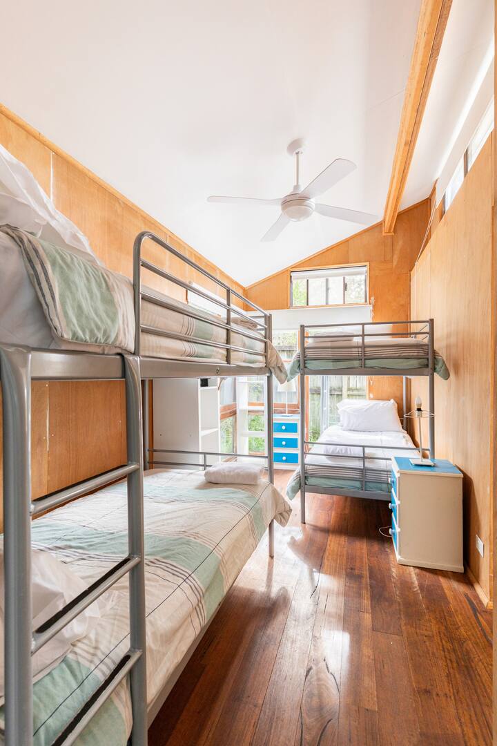 Ორსართულიანი საძინებელი - უკანა კოტეჯი