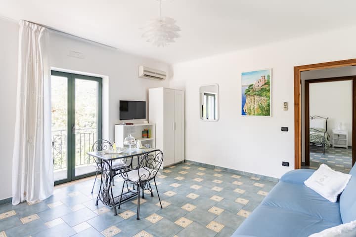 Woonkamer, met 2-persoons slaapbank.

De woonkamer gaat vooraf aan de slaapkamer.