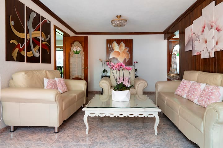 J&C Host-Housing Casa Foro Sol, P/Deportes, Aeropt