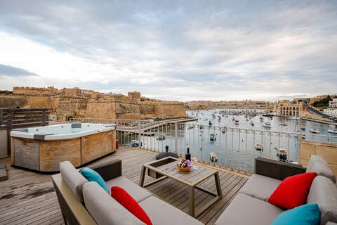 Seafront Penthouse Studio with private Jacuzzi