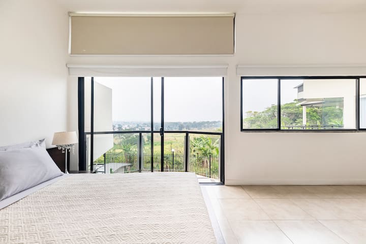 Kitanda cha malkia na kitanda pacha. Ghorofa ya pili na bafu la kujitegemea 