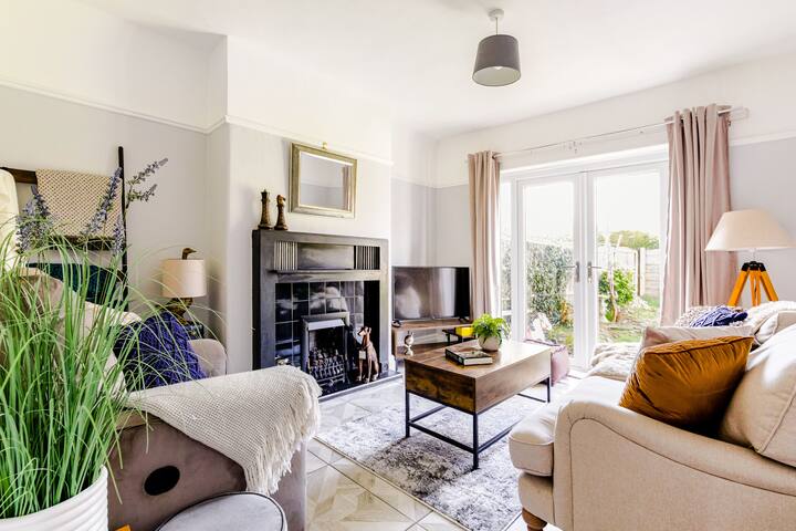 Entire Place – Gorgeous Victorian Home 3 Bedrooms gallery image 5