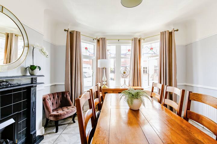 Entire Place – Gorgeous Victorian Home 3 Bedrooms gallery image 4