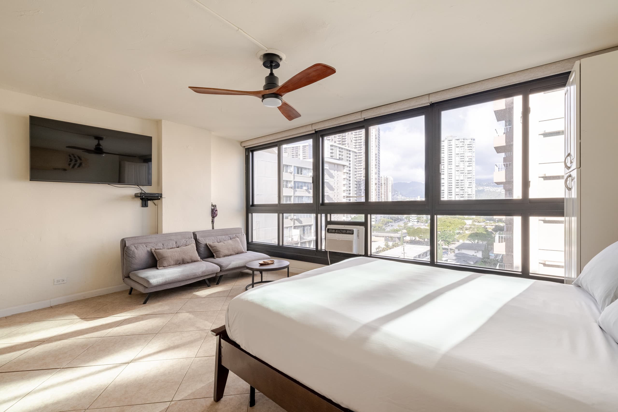 Waikiki Condo- 1 mins Walk to Beach on Main Strip! - Image 4