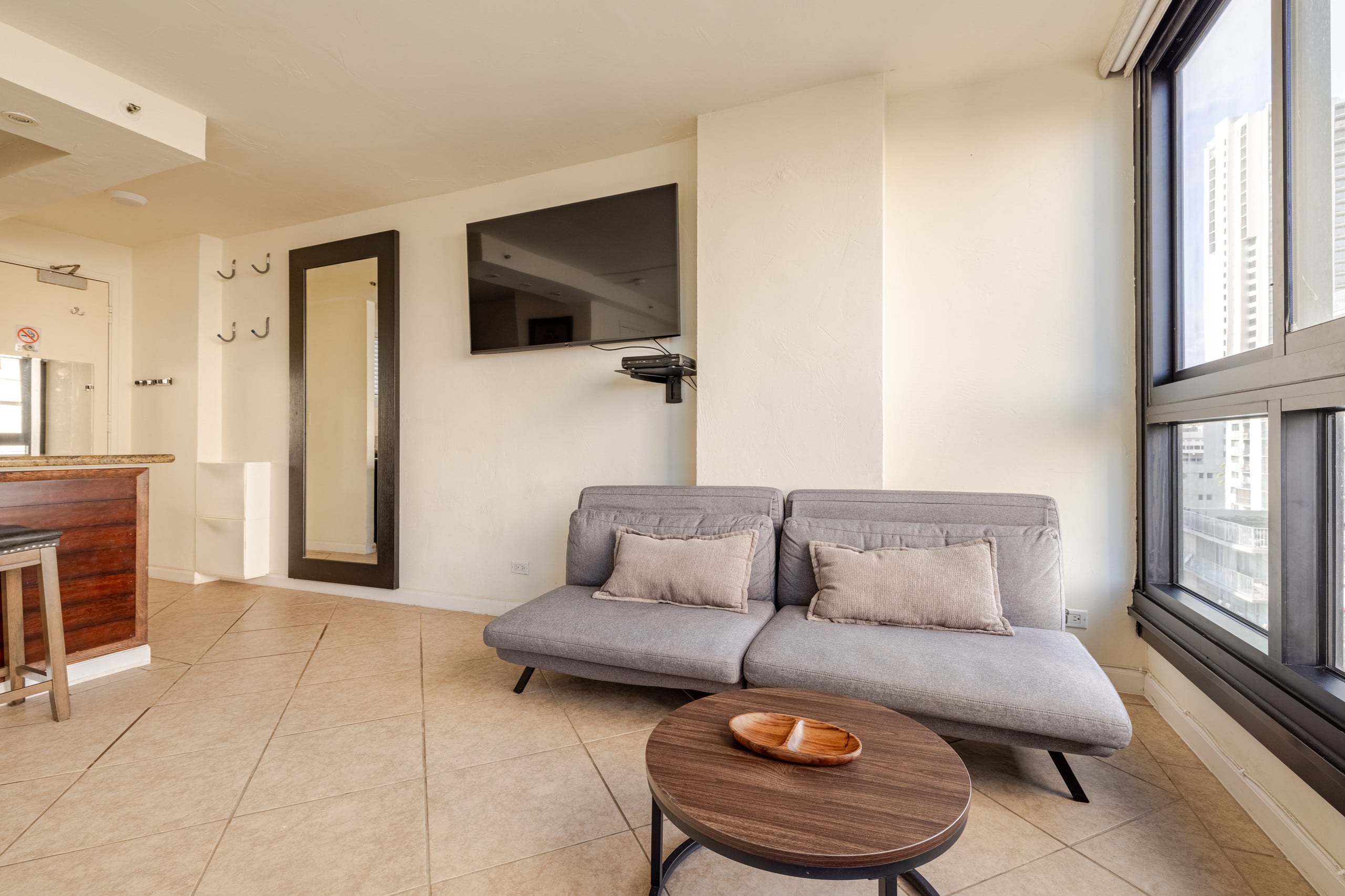 Waikiki Condo- 1 mins Walk to Beach on Main Strip! - Image 3