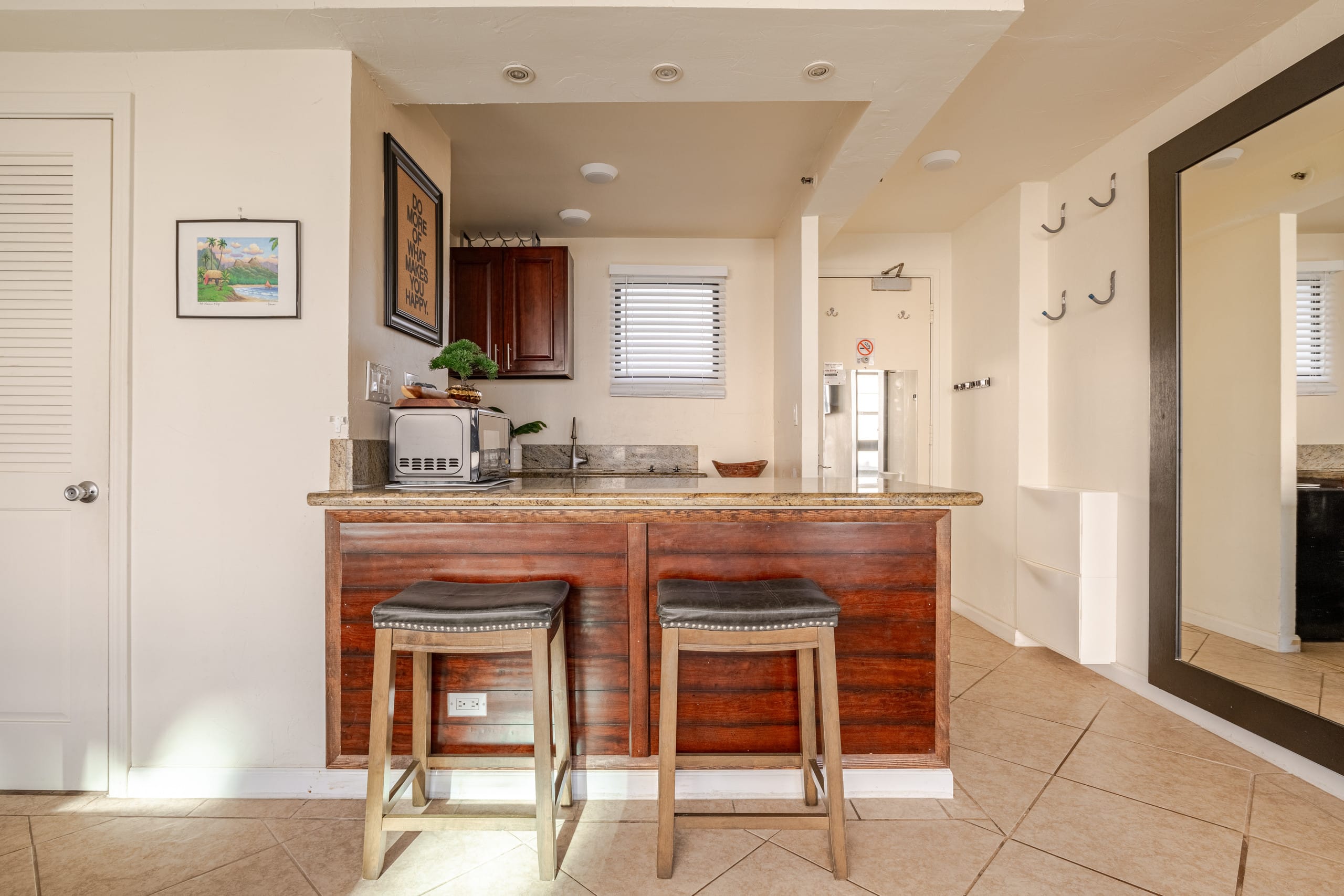 Waikiki Condo- 1 mins Walk to Beach on Main Strip! - Image 2