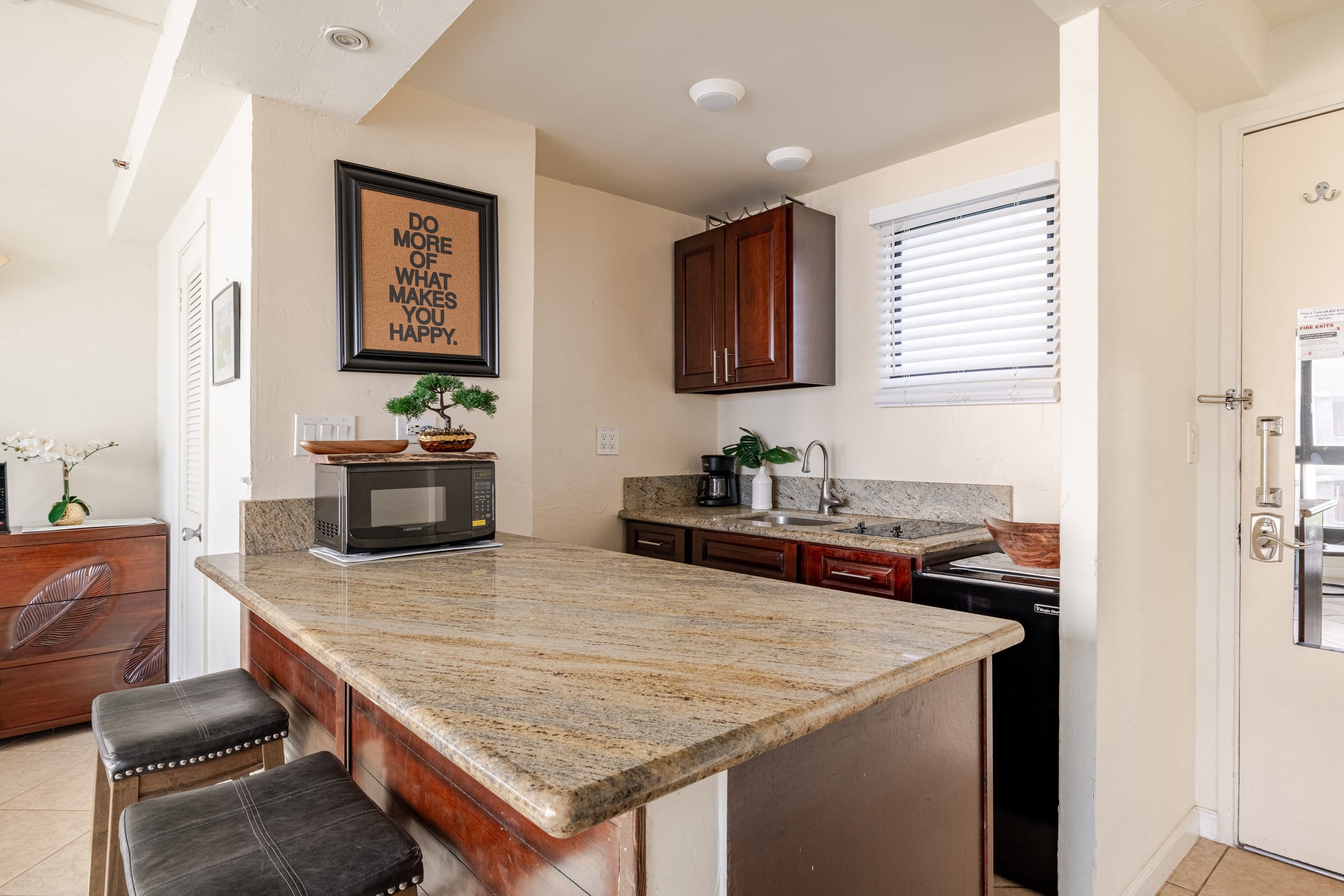 Waikiki Condo- 1 mins Walk to Beach on Main Strip! - Image 9