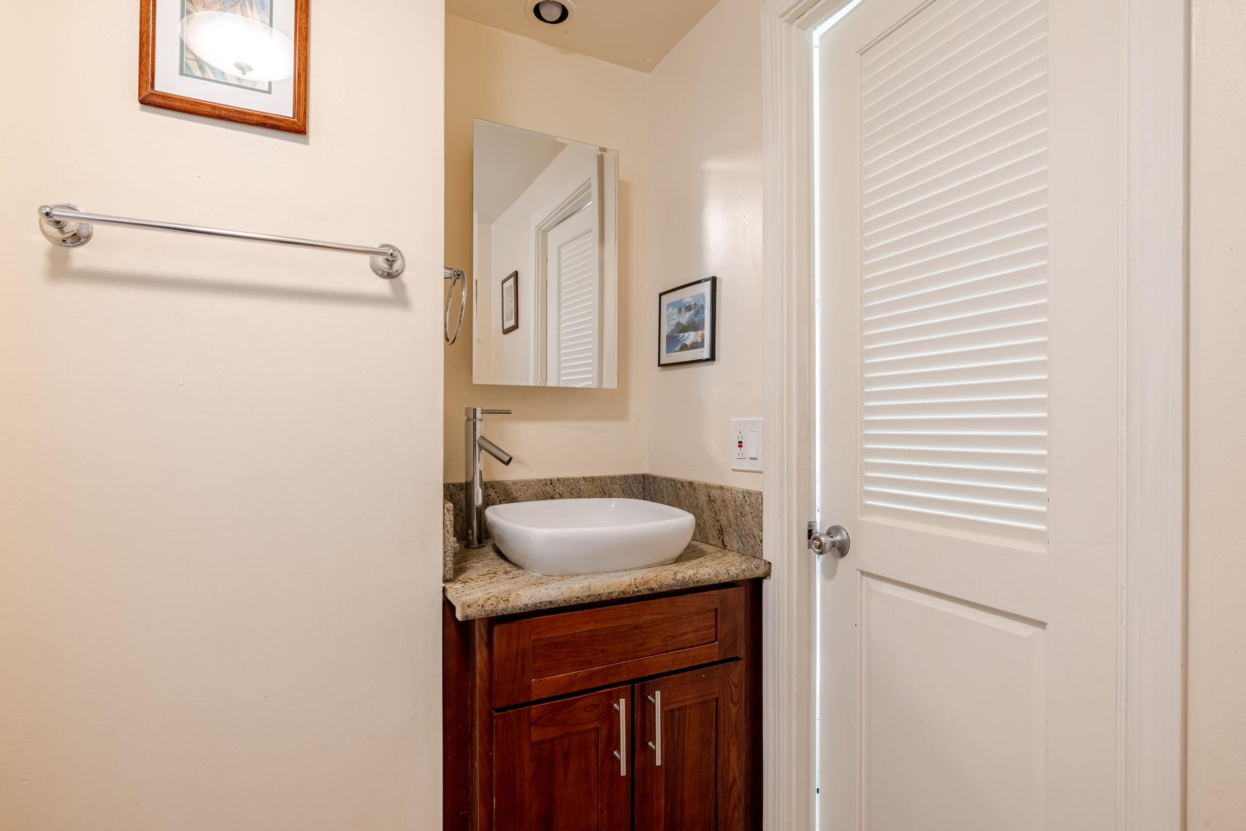 Waikiki Condo- 1 mins Walk to Beach on Main Strip! - Image 17