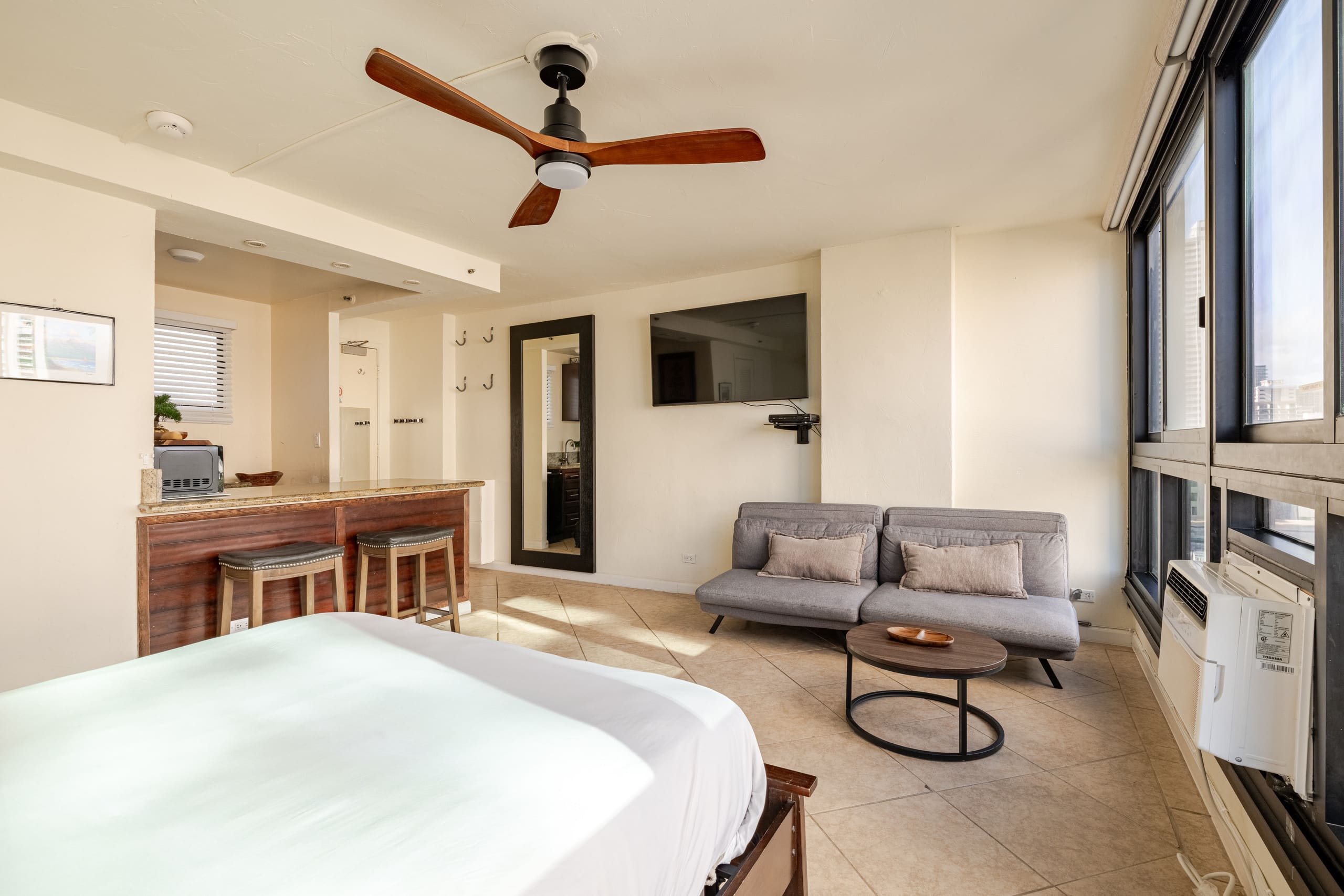 Waikiki Condo- 1 mins Walk to Beach on Main Strip! - Image 1