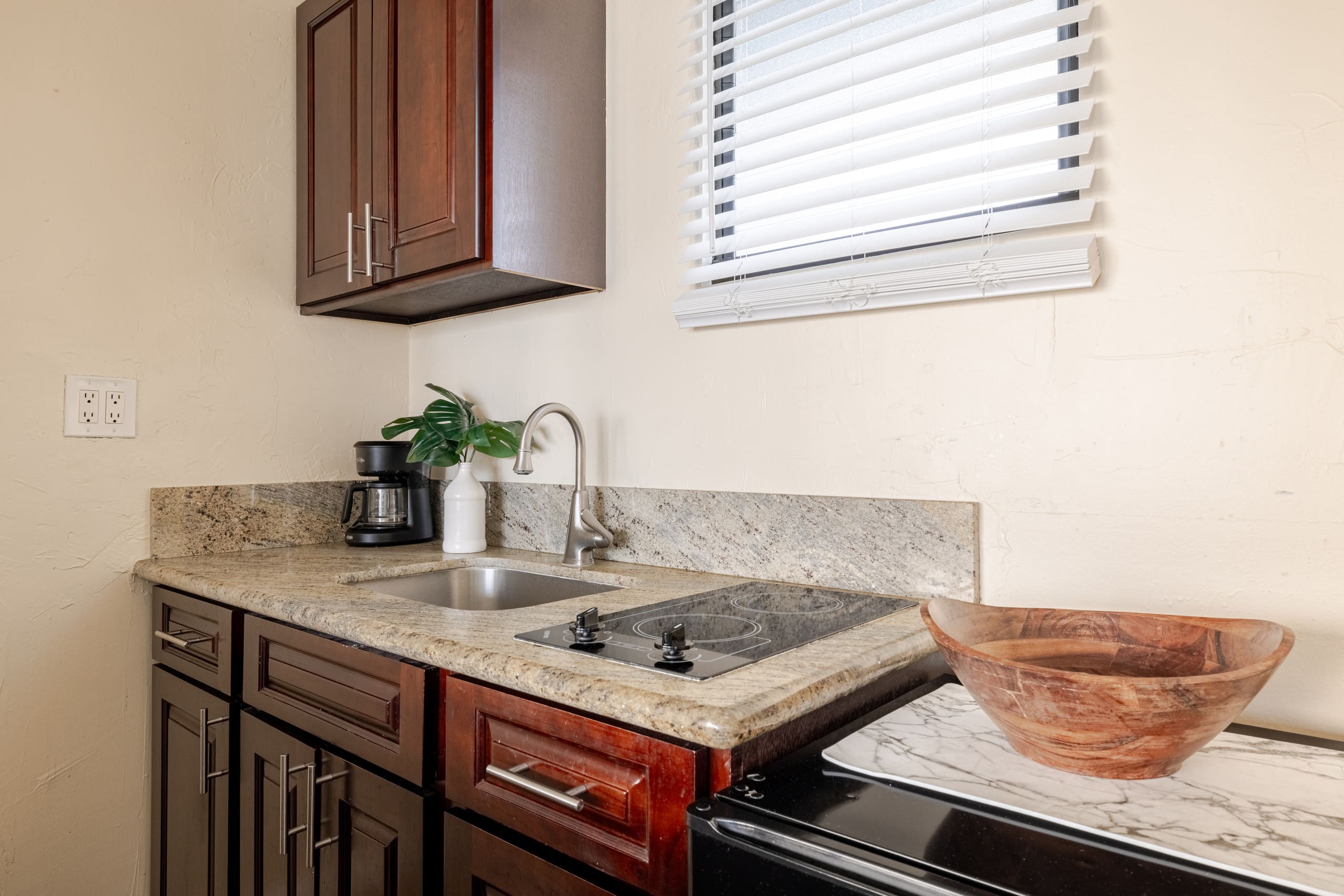 Waikiki Condo- 1 mins Walk to Beach on Main Strip! - Image 7