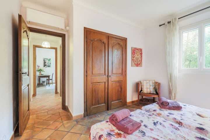 Bedroom with 2 beds on the ground floor