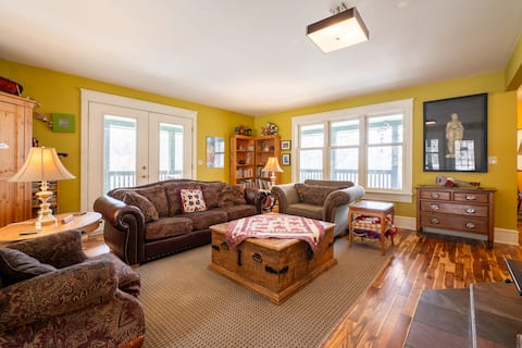 Ski the day,  hot tub and fireplace at night