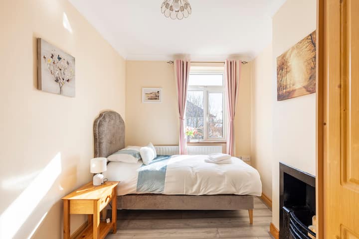 bedroom 2 single bed