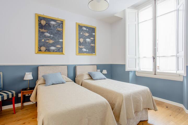 Elegant Florentine apartment with elevator, also ideal for families gallery image 5