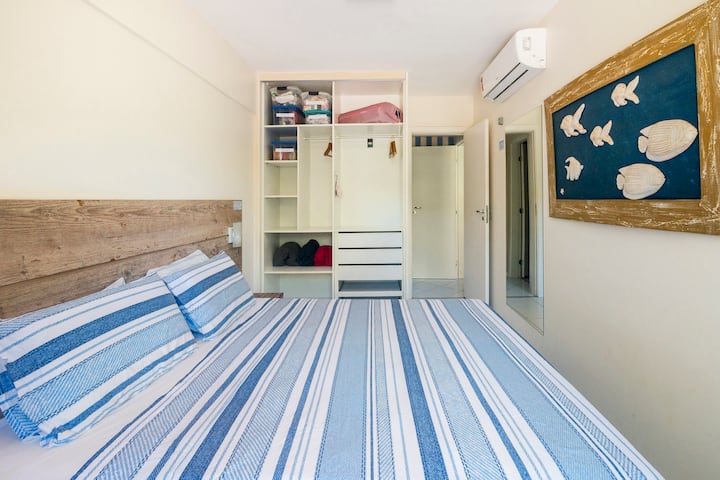 חדר עם מיטה זוגית, ארון ופיצול.