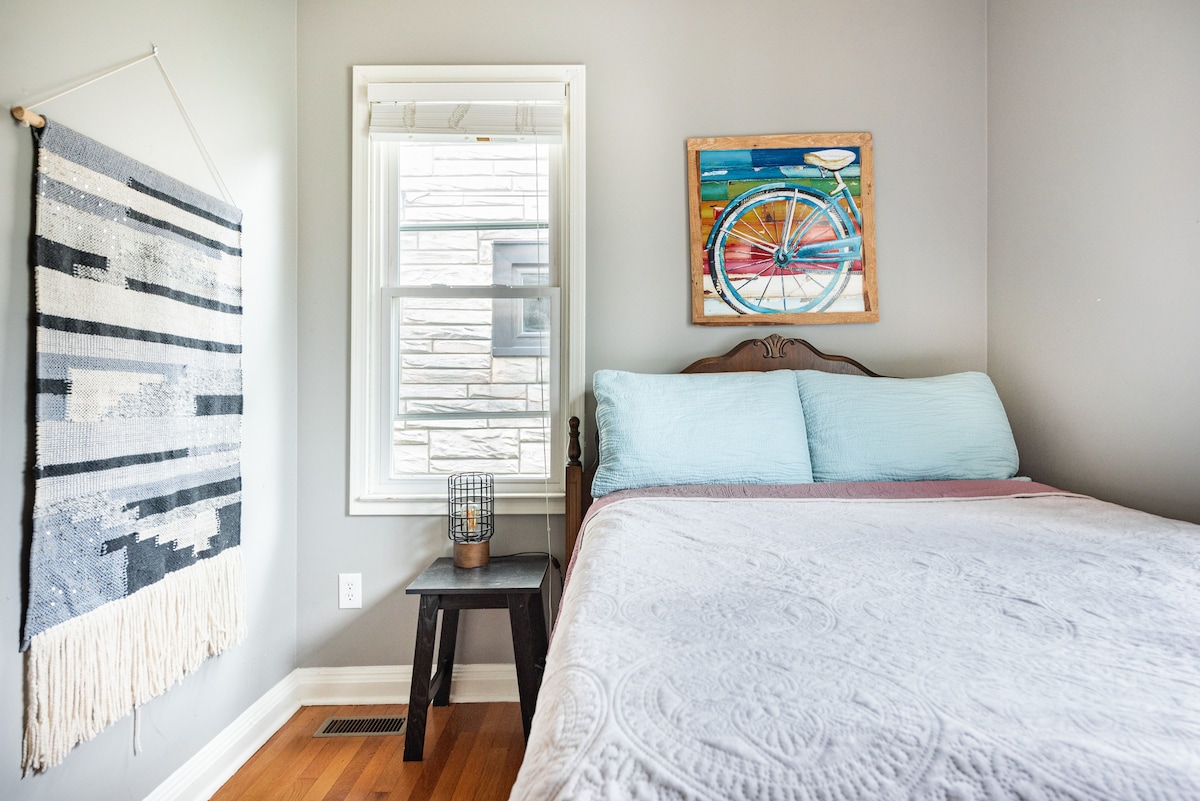 חדר שינה מספר 2 עם מיטה מלאה.