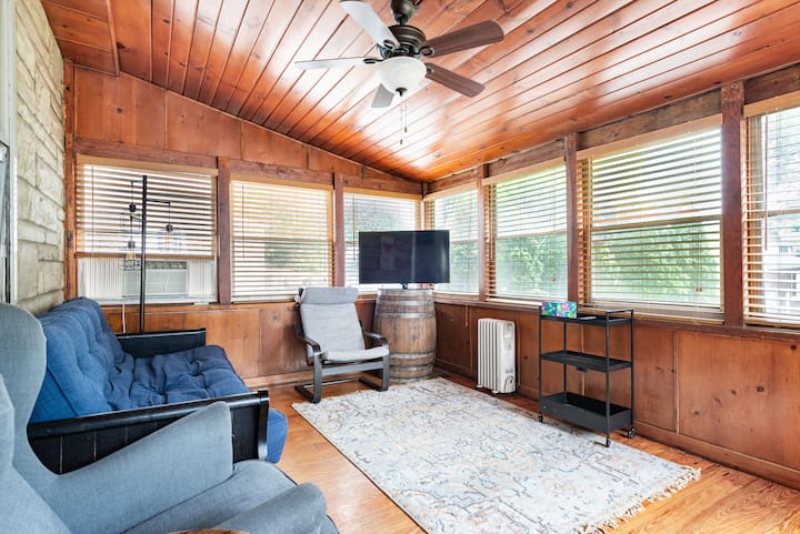 La habitación de Florida sirve como tercer dormitorio si es necesario. Tiene un futón cómodo, así como una mesa para desayunar con capacidad para cuatro personas. Paredes de ventanas con persianas pesadas en 3 lados. Esta habitación tiene aire acondicionado central y también tiene una unidad de ventana de control remoto. 