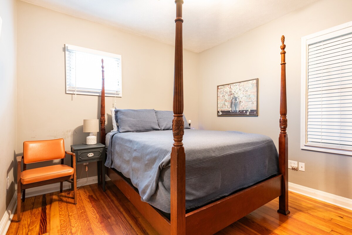 חדר שינה מספר 1 עם מזרן קשיח בינוני וטופר לטקס טבעי.