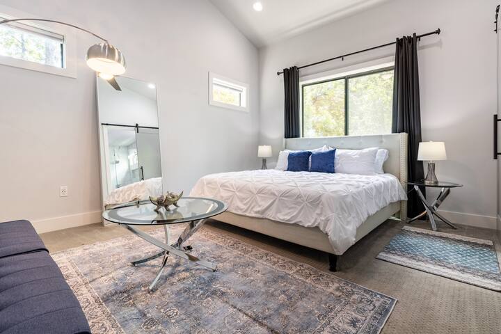 Downtown 6 Bedroom, Putting Green, Pool Table gallery image 5