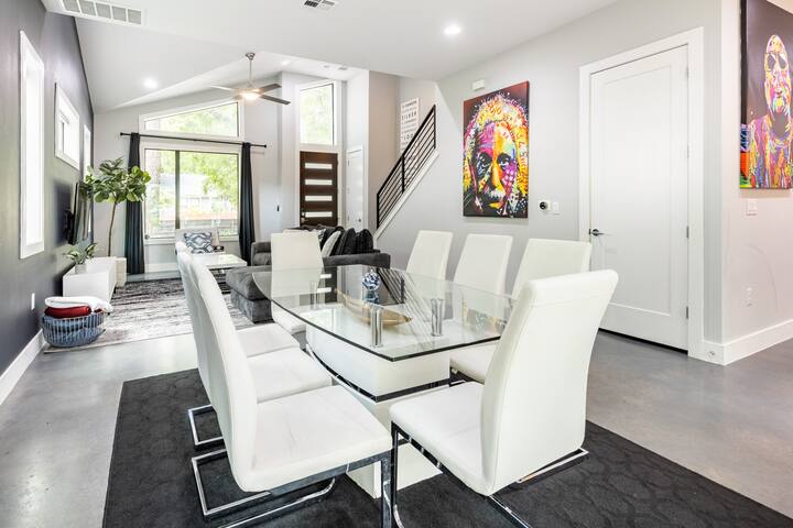 Downtown 6 Bedroom, Putting Green, Pool Table gallery image 3