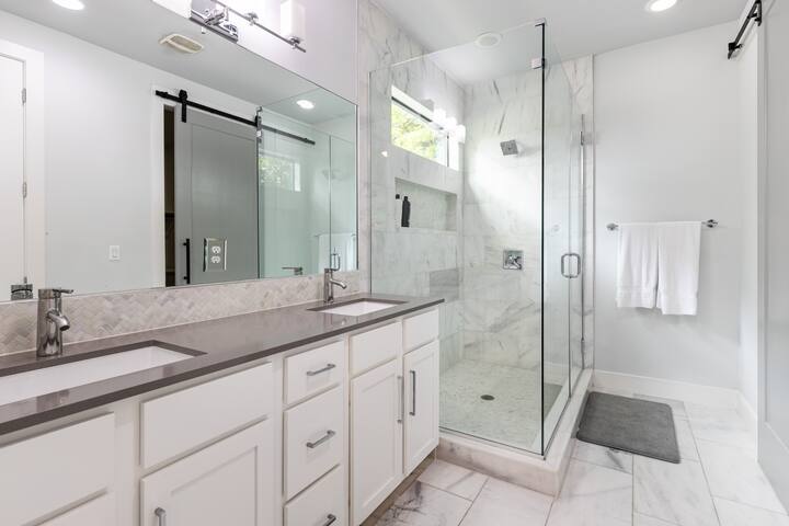 Downtown 6 Bedroom, Putting Green, Pool Table gallery image 4