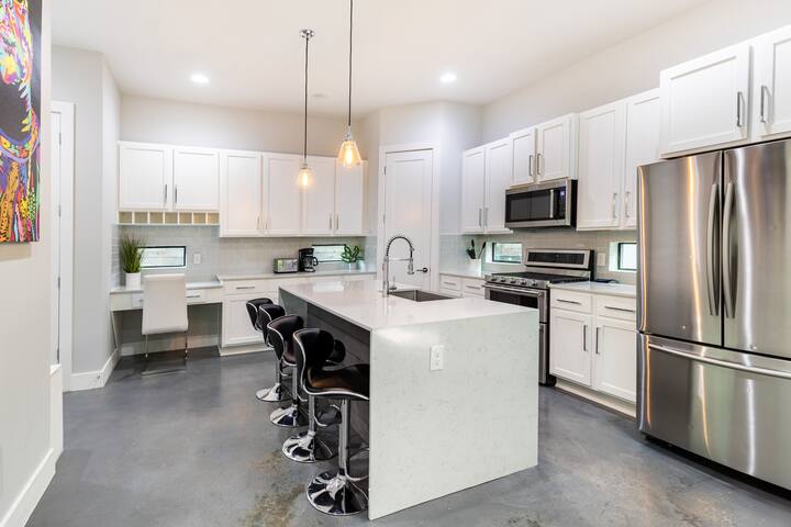 Downtown 6 Bedroom, Putting Green, Pool Table gallery image 2