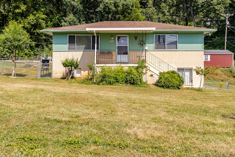 WATKINS Home/fenced yard for dogs, downtown 4.3 mi