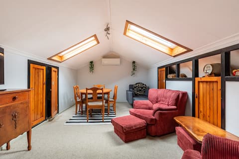 Popular Airbnb listing: Self-contained Top Floor Only, near freeway . in Brisbane