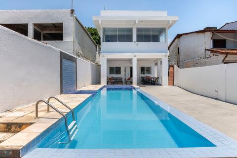 House and pool on the beach Enseada dos Corais