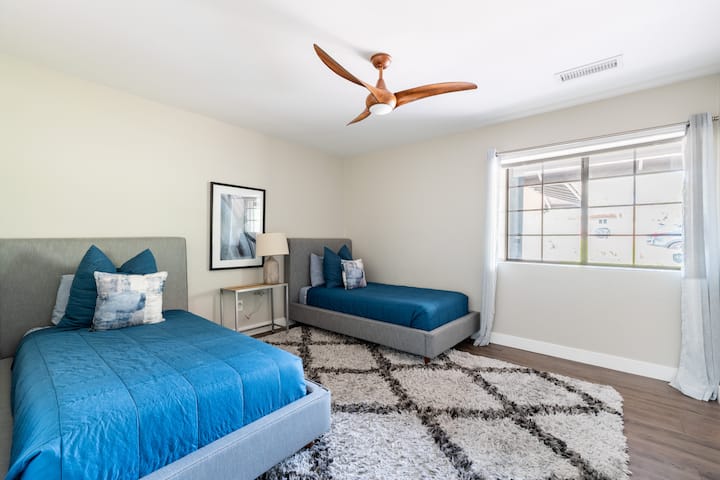 Bright and comfortable room.