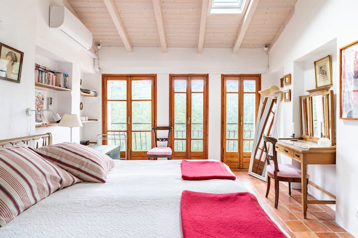 Apricale – charming village house with balcony & mountain view