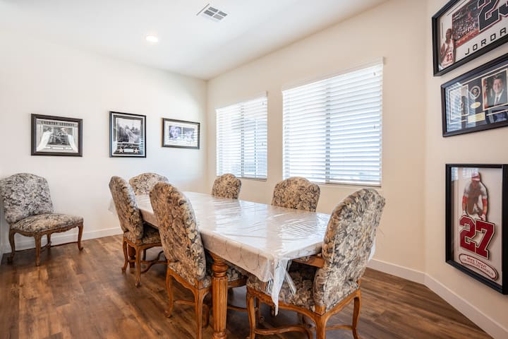 Vegas Luxury Estate/6 Bed 4 Bath/5 Minute to Strip gallery image 3