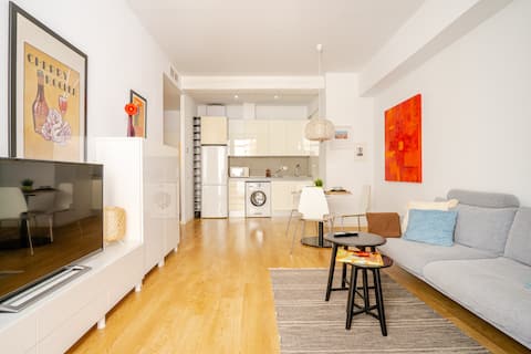 COZY APARTMENT IN DOWNTOWN HEART