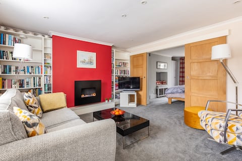 Top Airbnb: Self-contained basement flat in regency home in Charlton Kings