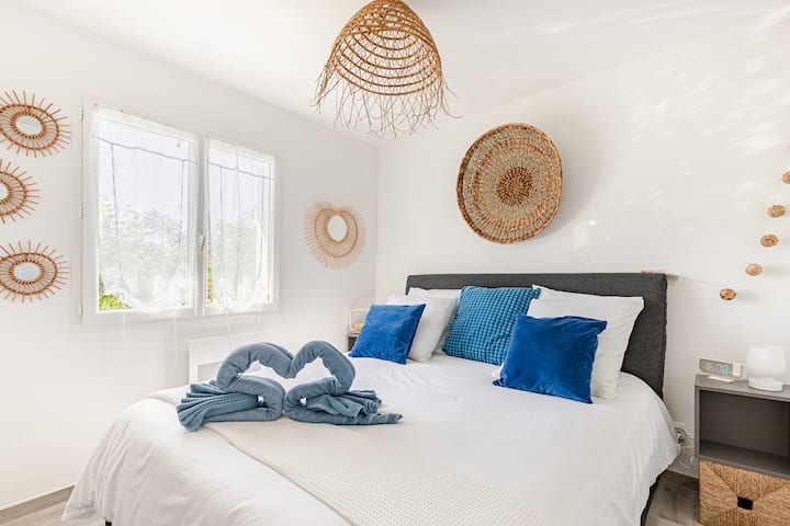 veľká manželská posteľ s veľmi pohodlným matracom, aby ste si užili dobré noci odpočinku. „Balijská“ výzdoba, pekný jas s vonkajším svetlom. 