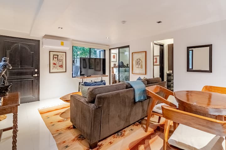 ห้องนอนหมายเลข 6 ที่มีเตียงคิงไซส์ 1 เตียง