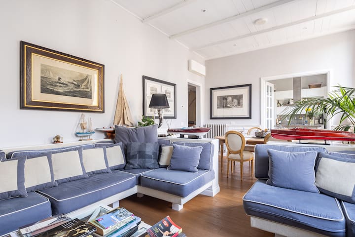 Radiant, Luxury Eclectic Apartment in Oltrarno